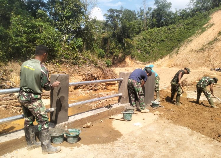 Personel Kodim 0211/Tapanuli Tengah bersama Yon TP 908/GD, saat melakukan pengecatan tiang pagar  Jembatan Beton Titik III di Sungai Sigiring Giring, Lingkungan IV Kelurahan Hutanabolon, Kecamatan Tukka, Kabupaten Tapteng.(Satunusantara news/HO-Pendam I/BB). 
Perbaika
