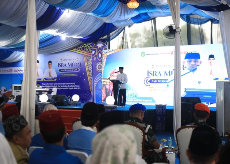 Sekda Wiriya Alrahman (tengah) pada peringatan Isra' Mi'raj Nabi Muhammad SAW 1447 H di lapangan Rengas Pulau, Kecamatan Medan Marelan.(Satunusantara news/HO-Diskominfo Medan).