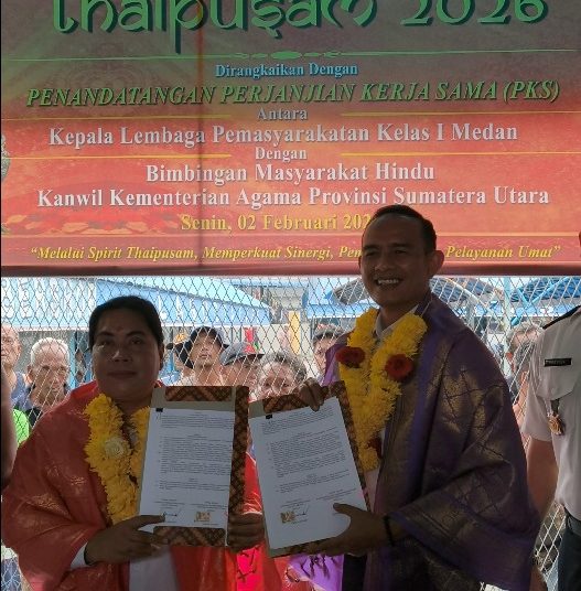 Kepala Lapas Kelas I Medan, Fonika Affandi (kanan)  saat penandatanganan nota kesepahaman (MoU) pembinaan keagamaan di lingkungan Lapas Kelas I Medan.(Satunusantara news/HO-Lapas Medan).