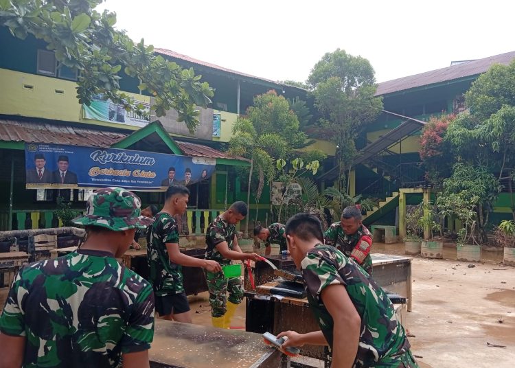 Satgas Kodam I/Bukit Barisan,saat melaksanakan pembersihan lingkungan Sekolah Dasar MIN 7 di Kelurahan Sibuluan Nalambok, Kecamatan Sarudik, Kabupaten Tapteng.(Satunusantara news/HO-Pendam I/BB).