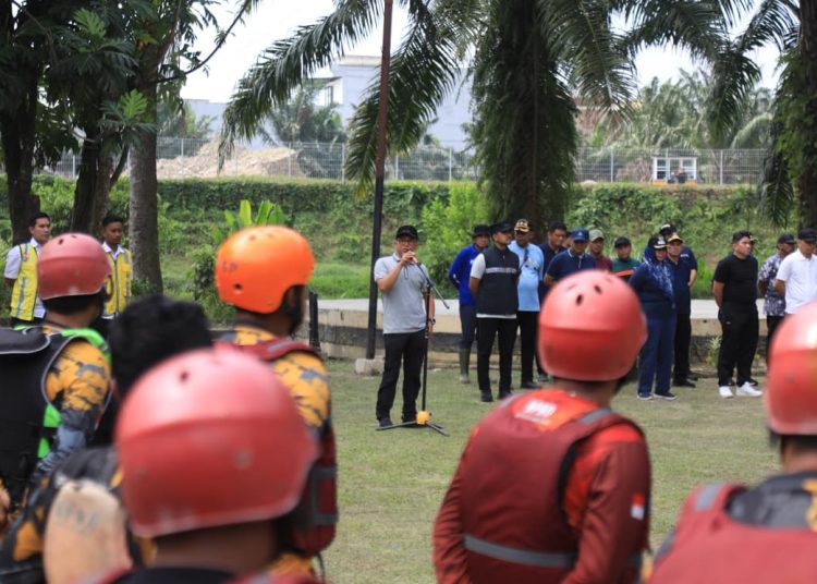 Wakil Wali Kota Medan H. Zakiyuddin Harahap kiri) saat memimpin apel pembersihan Sungai Deli di Lapangan Taman Avros Medan.(Satunusantara news/HO-Diskominfo Medan).