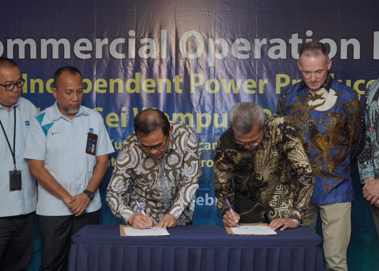 General Manajer PLN UID Sumut, Mundhakir (tiga dari kiri) bersama  Presiden Direktur PT Aek Simonggo Energy, Nelson Sihotang, (empat dari kiri) saat melakukan Penandatanganan Berita Acara  Commercial Operation Date IPP PLTM Sei  Wamapu 1 berkapasitas 2 x 4,5 MW.( Satunusantara news/HO-Humas PLN UID Sumut).