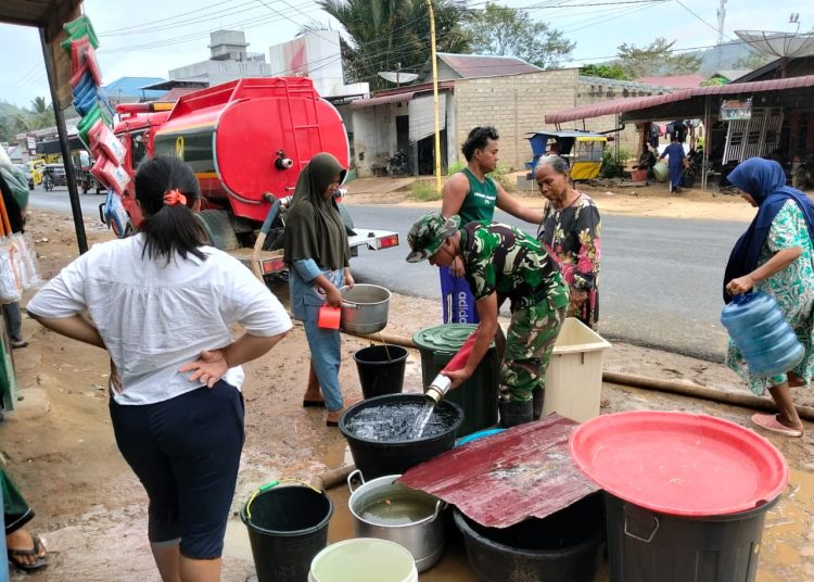 Satgas Penanggulangan Bencana Alam Kodam I/Bukit Barisan terus menyalurkan air bersih kepada warga terdampak bencana alam di sejumlah kecamatan di wilayah Kabupaten Tapanuli Tengah.(Satunusantara news/HO-Pendam I/BB).