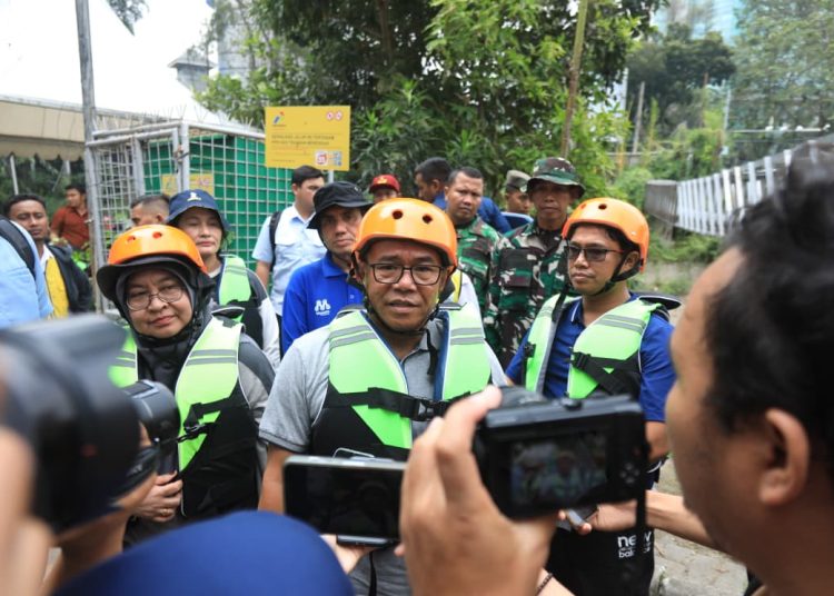 Wakil Wali Kota Medan Zakiyuddin Harahap (tengah) saat temu pers, usai meninjau kondisi Sungai Deli dalam kegiatan pembersihan Sungai Deli.(Satunusantara news/HO-Diskominfo Medan).