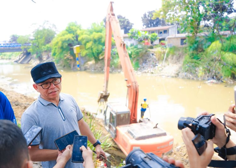 Wakil Wali Kota Medan, H. Zakiyuddin Harahap (kiri) saat memberikan keterangan kepada wartawan, usai meninjau langsung proses pengangkatan tumpukan sampah di bantaran Sungai Deli, Pulo Brayan, Kecamatan. Medan Barat.(Satunusantara news/HO-Diskominfo Medan).