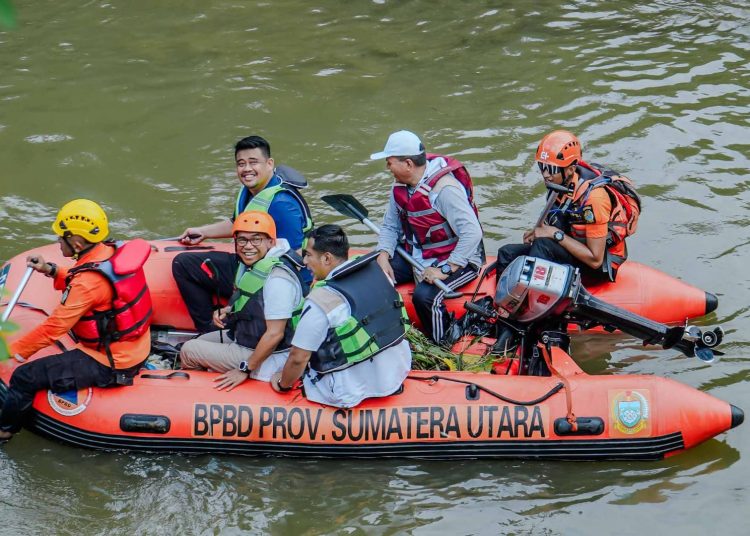 Wakil Wali Kota Medan H. Zakiyuddin Harahap (dua dari kir) saat mengikuti aksi bersih aliran Sungai Deli, di kawasan DAS mulai dari Dermaga Taman Avros sampai Jembatan Kampung Aur. (Satunusantara news/HO-Diskominfo Medan).