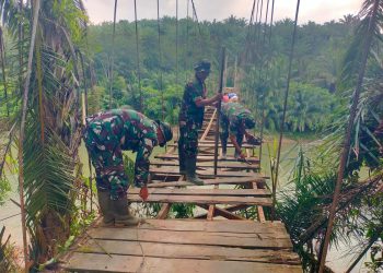 Satgas Kodam I/BB rehab jembatan gantung di Desa Purba Sinomba Kabupaten Padang Lawas Utara