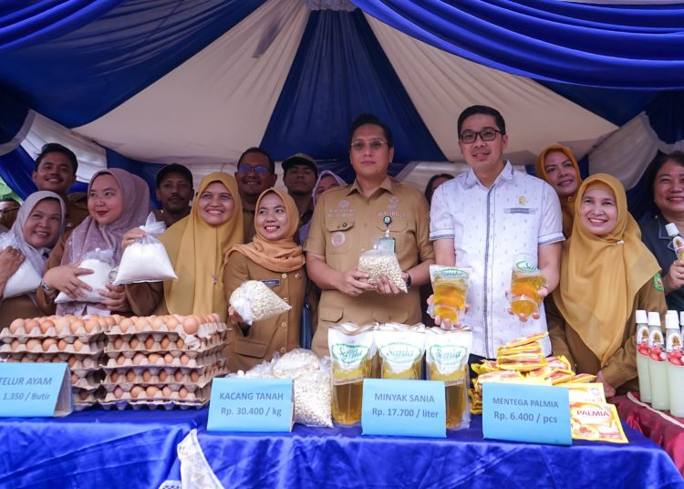 Wali Kota Medan, Rico Tri Putra Bayu Waas, (tengah) saat membuka pasar murah di lapangan Barasokai, Kecamatan Medan Area.(Satunusantara news/HO-Diskominfo Medan).