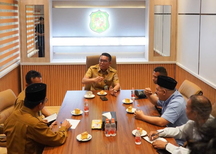 Wakiil Walikota Medan, Zakiyuddin Harahap (tenga) saat  menerima audiensi panitia pawai obor yang diketuai Taufik Ismail di Balai Kota.(Satunusantara news/HO-Diskominfo Medan).