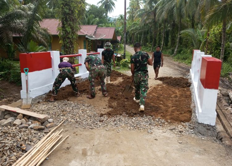 Personel Satgas Kodam I/BB, saat merampungkan rehabilitasi pembangunan Jembatan Aramco di Lingkungan II/Batu Rosak, Kelurahan Sangkunur, Kecamatan Angkola Sangkunur, Kabupaten Tapsel.(Satunusantara news/HO-Pendam  I/BB).