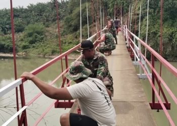 Kodim 0203/Langkat rehab Jembatan Gantung Perintis di Desa Empus Bahorok