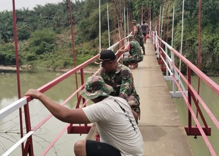 Personel Kodim 0203/Langkat ,saat merehab Jembatan Gantung Perintis di Desa Empus, Kecamatan Bahorok, Kabupaten Langkat.(Satunusantara news/HO-Pendam I/BB).