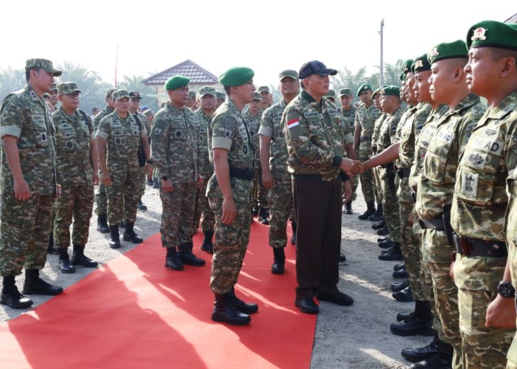 Pangdam I/BB Mayjen TNI Hendy Antariksa (kiri) saat mendampingi  Menhan RI Sjafrie Sjamsoeddin (kanan)  meninjau Markas Batalyon Infanteri TP 852/Abhinaya Bala Yudha (ABY) di Kabupaten Deli Serdang.(Satunusantara news/HO-Pendam I/BB).,
