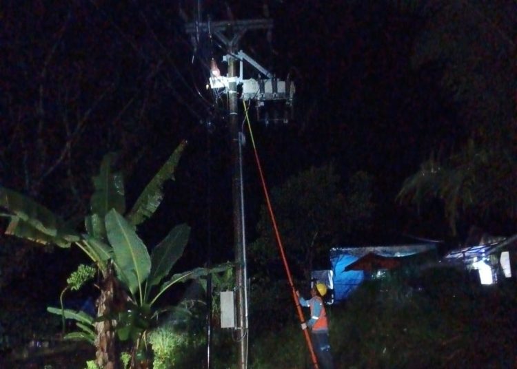 Petugas PLN UP3  Sibolga, saat melaksanakan penormalan jaringan listrik yang padam pascabanjir  dan tanah longsor di Kabupaten Tapanuli Tengah.(Satunusantara news/HO-Humas PLN UID Sumut).