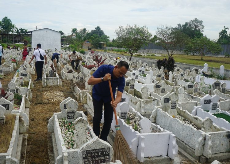 Kalapas  Kelas I Medan, Fonika Affandi  (tengah) saat  memimpin langsung kegiatan kerja bakti insan Pemasyarakatan di Perkuburan Islam Kecamatan Medan Helvetia.(Satunusantara news/HO-Lapas Medan).