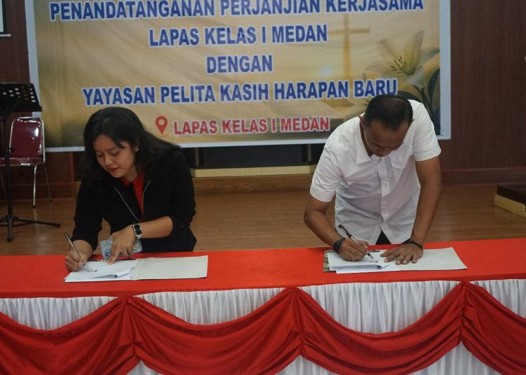 Kalapas Kelas I Medan, Fonika Affandi (kanan) saat melakukan penandatanganan kerja sama dengan Ketua Yayasan Pelita Kasih Harapan Baru.(Satunusantara news/HO-Lapas Kelas I Medan).