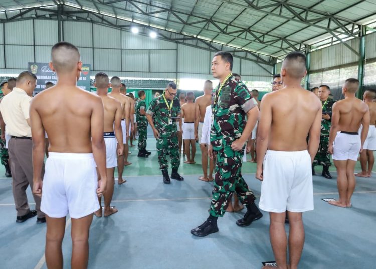 Pangdam I/BB Mayjen TNI Hendy Antariksa, saat memantau kegiatan Sidang Pantukhir Pusat Penerimaan Caba PK TNI AD Gelombang I TA 2026 tingkat Sub Panpus Kodam I/BB di Lapangan Tennis Indoor Rindam I/BB, Pematangsiantar.(Satunusantara news/HO-Pendam I/BB).