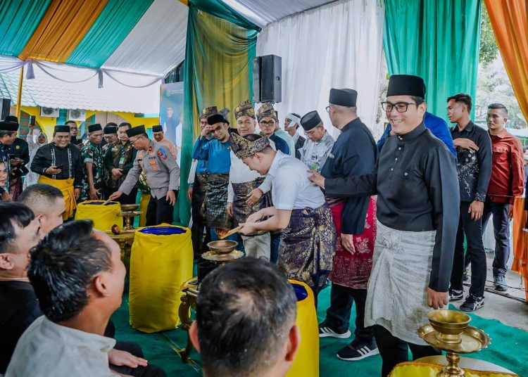 Wali Kota Medan Rico Tri Putra Bayu Waas (kanan) saat  kegiatan Tradisi Petang Belimau dan Meugang Puasa menjelang Ramadhan 1447 Hijriah di Masjid Raya Kedatukan Sunggal Serbanyaman.(Satunusantara news/HO-Diskominfo Medan)