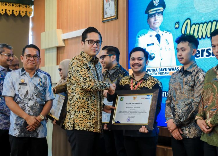 Wali Kota Medan Rico Tri Putra Bayu Waas (tengah) saat memberikan penghargaan kepada 16 perusahaan sebagai bentuk terima kasih atas partisipasi perusahaan program CSR Perlindungan Jaminan Sosial Ketenagakerjaan Tahun 2025.(Satunusantara news/HO-Diskominfo Medan).