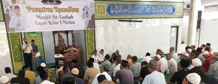 Kabid Pembinaan, Prayoga Yulanda (kiri)  pada kegiatan Pesantren Ramadhan 1447 H di Aula Lapas Kelas I Medan.(Satunusantara news/HO-Lapas Medan).