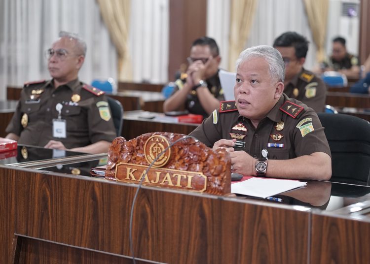 Kajati Sumut, Harli Siregar (kanan)  saat penanganan perkara tindak pidana penganiayaan dengan pendekatan keadilan Restoratif Justice  di Aula Cipta Kerta lantai III Kejaksaan Tinggi Sumut.(Satunusantara news/HO-Humas Kejati Sumut)