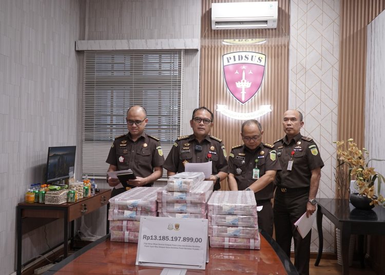 Kejati Sumut, saat Utara, menerima pengembalian kerugian keuangan negara senilai Rp 13,1 miliar dalam perkara dugaan tindak pidana korupsi dalam pekerjaan Konstruksi Penataan Kawasan Waterfront City Pangururan dan Kawasan Tele pada KSPN Danau Toba Tahun Anggaran 2022.(Satunusantara news/HO-Humas Kejati Sumut).