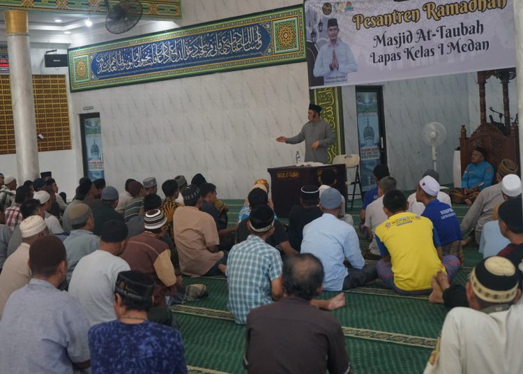 Warga binaan pemasyarakatan Lapas Kelas I Medan, khusuk pada hari pertama kegiatan Pesantren Ramadhan di Masjid At-Taubah Lapas I Medan.(Satunusantara news/HO-Lapas Medan).