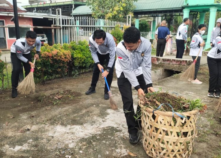 Personel Rutan Kelas I Labuhan Deli, saat melaksanakan kegiatan pembersihan Masjid Al Ikhlas, menjelang Bulan Suci Ramadhan 1447 H.(Satunusantara news/HO-Rutan Labuhan Deli).