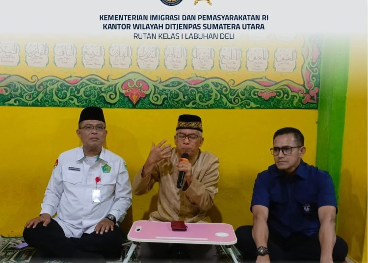 Kepala Rutan Kelas I Labuhan Deli Edy Junaidi (kanan) saat mengikuti pengajian Bulan Suci Ramadhan 1447 H. (Satunusantara news/HO-Rutan Labuhan Deli).