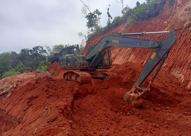 Satgas Kodam I/Bukit Barisan , saat mengerahkan alat berat untuk melaksanakan kegiatan drepping jalan sekaligus pembersihan alur sungai di wilayah Desa Sigiring Giring dan Kelurahan Hutanabolon, Kecamatan Tukka, Kabupaten Tapteng.(Satunusantara news/HO-Pendam I/BB).