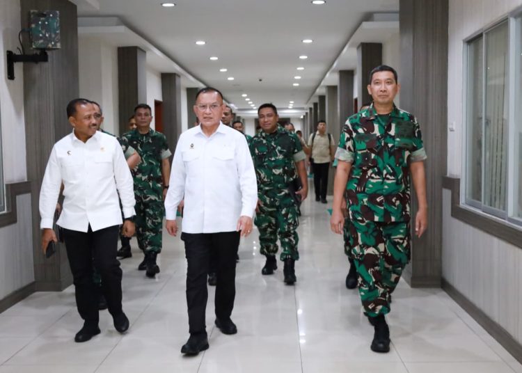 Pangdam I/BB,  Mayjen TNI Hendy Antariksa (kanan) saat mendampingi Wakil Menteri Koordinator Bidang Politik dan Keamanan, Lodewijk Freidrich Paulus di Makodam I/BB.(Satunusantara news/HO-Pendam I/BB).
