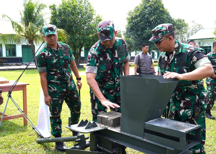 Pangdam I/BB Mayjen TNI Hendy Antariksa (tengah) saat melihat secara langsung tahapan produksi paving block serta pencetakan genteng yang dikerjakan prajurit Paldam I/BB. (Satunusantara news/HO-Pendam I/BB).