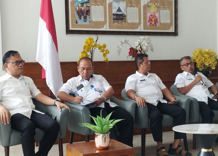 Asisten Pemerintahan dan Kesejahteraan Rakyat Pemerintah Provinsi Sumatera Utara, Basarin Yunus Tanjung (kanan) pada  temu pers di Lobby Dekranasda Kantor Gubernur Sumut.(Satunusantara news/Munawar).