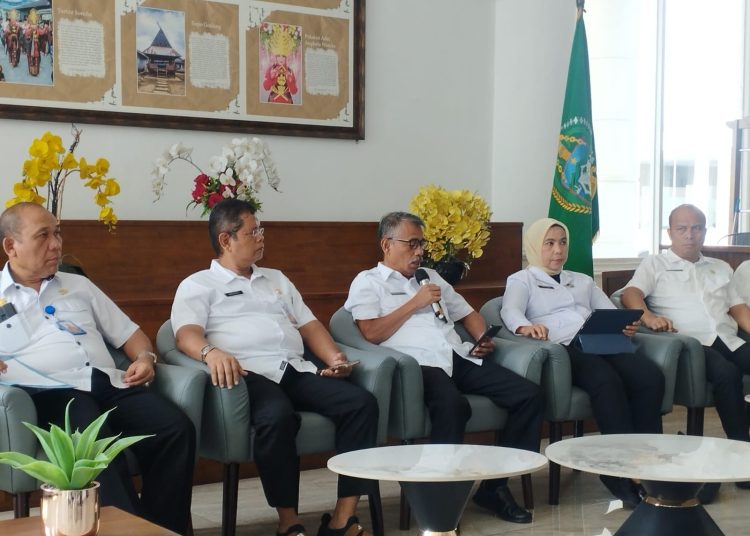 Asisten Pemerintahan dan Kesejahteraan Rakyat Basarin Yunus Tanjung (dua dari kanan)  pada temu pers di Lobby Dekranasda Sumut, Kantor Gubernur.(Satunusantara news/Munawar).