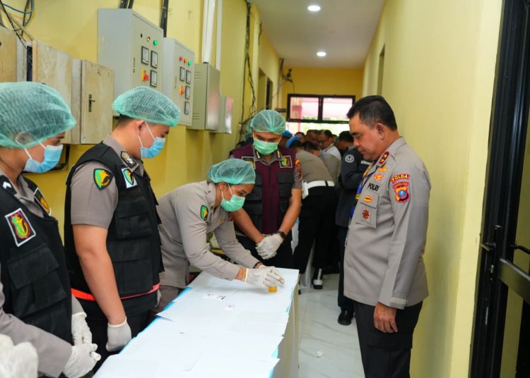 Kapolda Sumut,  Irjen Pol Whisnu Hermawan Februanto (kanan) saat melaksanakan tes urine di Aula Tribrata Mapolda Sumut.(Satunusantara news/HO-Humas Polda Sumut).