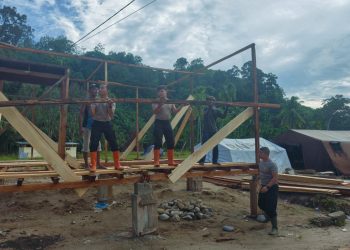 Personel Brimob Polda Sumut tunjukkan kepedulian sosial kepada masyarakat terdampak bencana di Batang Toru Tapsel