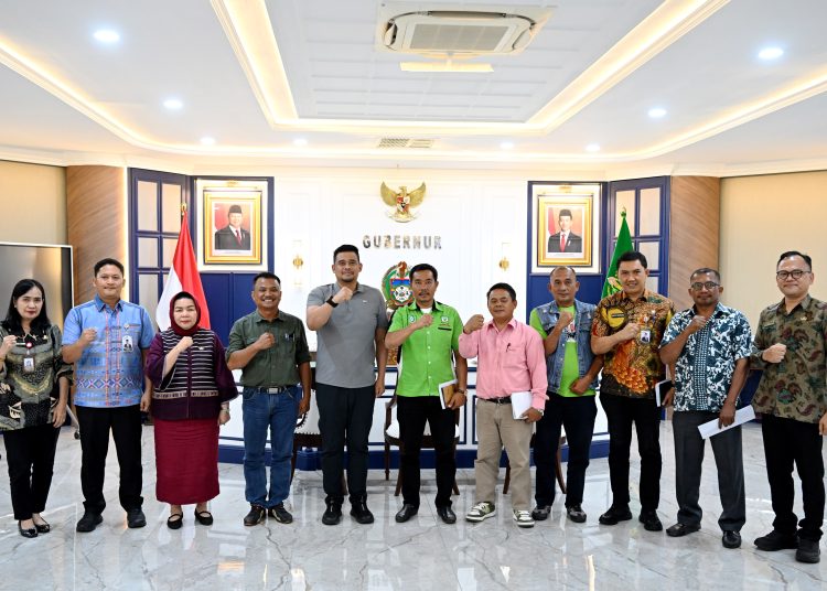 Gubernur Sumut, Muhammad Bobby Afif Nasution (tengah) saat foto bersama dengan Serikat Pekerja Kehutanan di ruang kerjanya, Kantor Gubernur.(Satunusantara news/HO-Diskominfo Sumut).
