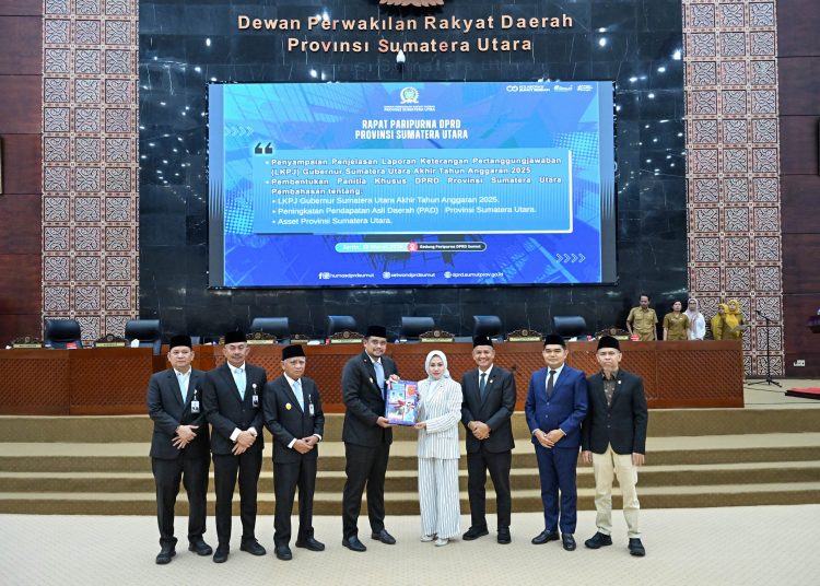 Gubernur Sumut,  Muhammad Bobby Afif Nasution (tengah) saat menyerahkan LPJ Tahun 2025 kepada Ketua DPRD Sumut Erni Ariyanti Sitorus di Gedung DPRD Sumut.(Satunusantara news/HO-Diskominfo Sumut).