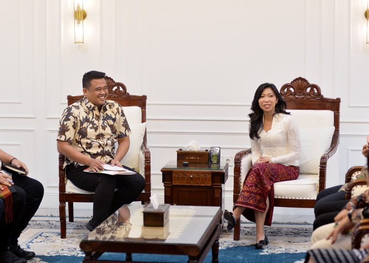 Gubernur Sumut, Bobby Nasution (kiri) saat menerima Direktur Pemasaran dan Program Pariwisata InJourney, Maya Watono, (kanan) di ruang kerjanya, Kantor Gubernur Sumut.(Satunusantara news/HO-Diskominfo Sumut).
