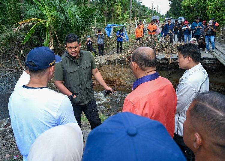 Gubernur Sumut Muhammad Boby Afif Nasution (kiri) saat meninjau ruas jalan putus di Kecamatan Padang Tualang, Kabupaten Langkat, belum lama ini.(Satunusantara news/HO-Diskominfo Sumut).