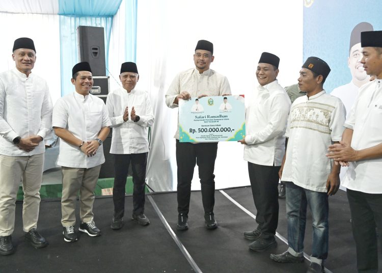 Gubernur Sumut, Bobby Nasution (tengah) saat menyerahkan hibah sebesar Rp 500 juta kepada BKM Masjid Agung Al Munawaroh, di Kabupaten Palas.(Satunusantara news/HO-Diskominfo Sumut).