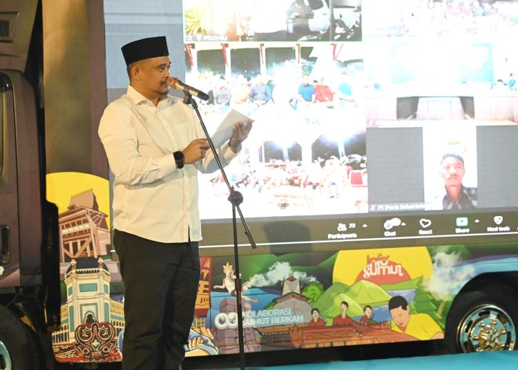 Gubernur Sumut, Bobby Nasution ,saat meluncurkan layanan Wifi gratis secara serentak di delapan kota di Sumut di pelataran Masjid Agung Al Abror, Padangsidimpuan.(Satunusantara news/HO-Diskominfo Sumut).