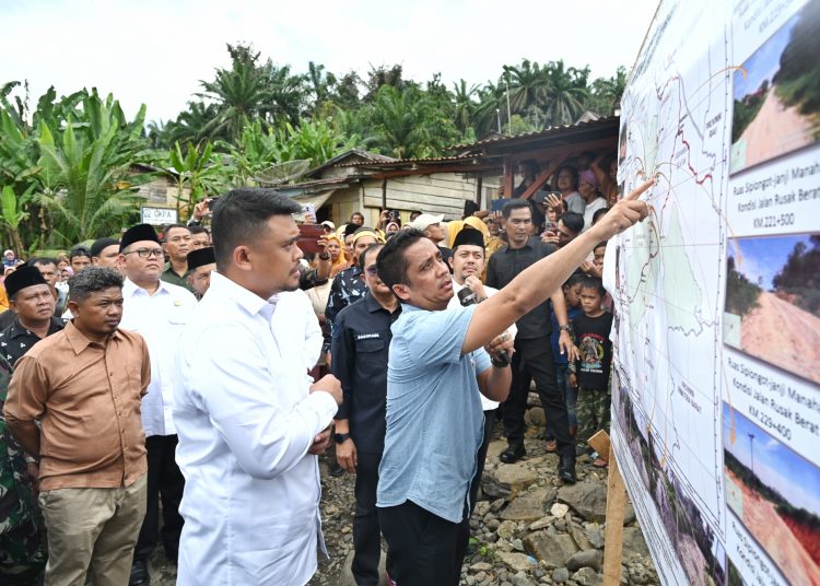 Gubernur Sumut, Bobby Nasution (tengah) saat melihat maket pembangunan jalan di Sipiongot, Kabupaten Paluta.(Satunusantara news/HO-Diskominfo Sumut).