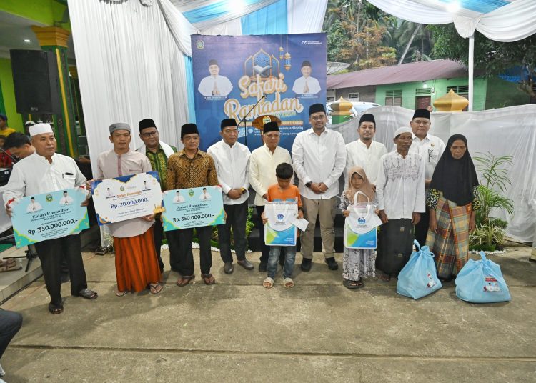 Gubernur Sumut, Muhammad Bobby  Afif Nasution (nomor empat dari kanan) pada  Safari Ramadhan di Masjid Al Hasanah Jamiatus Siddiq, Desa Sipiongot, Kecamatan Dolok, Kabupaten Paluta.(Satunusantara news/HO-Diskominfo Sumut).