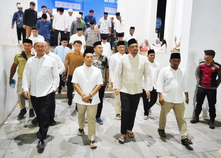 Gubernur Sumut,  Muhammad Bobby Afif Nasution (dua dari kanan) pada acara Safari Ramadhan di Masjid Agung Al Munawaroh, Sibuhuan, Kabupaten Palas.(Satunusantara news/HO-Diskominfo Sumut),