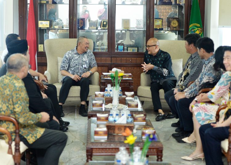 Penjabat Sekdaprov Sumut Sulaiman Harahap (kiri)  saat menerima kunjungan pimpinan PT Hankyu Hanshin di ruang kerjanya, Kantor Gubernur Sumut.(Satunusantara news/HO-Diskominfo Sumut)