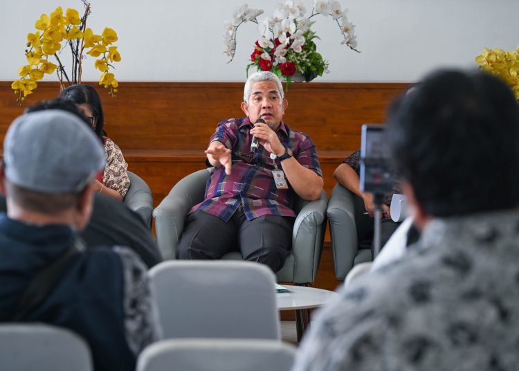 Kepala Dinas Kelautan dan Perikanan Sumut, Supryanto (tengah)  dalam konferensi pers  di Lobby Dekranasda, Kantor Gubernur Sumut.(Satunusantara news/HO-Diskominfo Sumut)