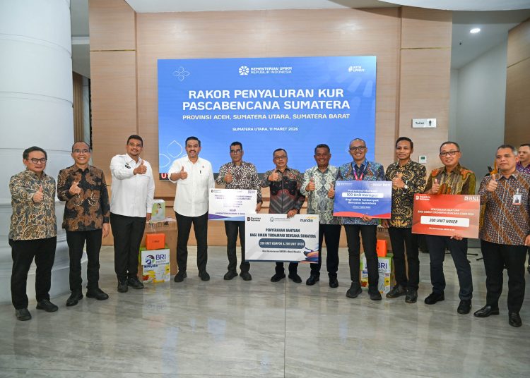 Gubernur Sumut Muhammad Bobby Afif Nasution, saat foto bersama dengan peserta rapat koordinasi Penyaluran KUR Pascabencana Sumatera di Aula Raja Inal Siregar, Kantor Gubernur Sumut.Satunusantara news/HO-Diskominfo Sumut).