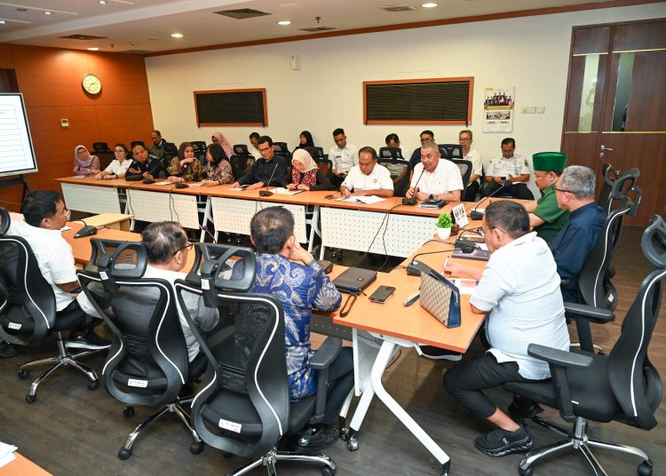 Penjabat Sekdaprov Sumut, Sulaiman Harahap (kanan) saat menghadiri RDP bersama Komisi A DPRD Sumut membahas penetapan Tim Timsel KPID Sumut, di DPRD Sumut.(Satunusantara news/HO-Diskominfo Sumut).