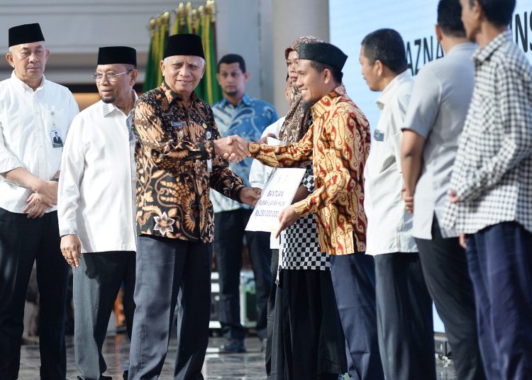 Wakil Gubernur  Sumut Surya (tengah) pada acara Pengumpulan Zakat Jajaran Pejabat Pemprov Sumut, serta Penyaluran Bantuan Zakat, Infaq, dan Sedekah Triwulan I Tahun 2026 di Aula Raja Inal Siregar, Kantor Gubernur Sumut.(Satunusantara news/HO-Diskominfo Sumut).